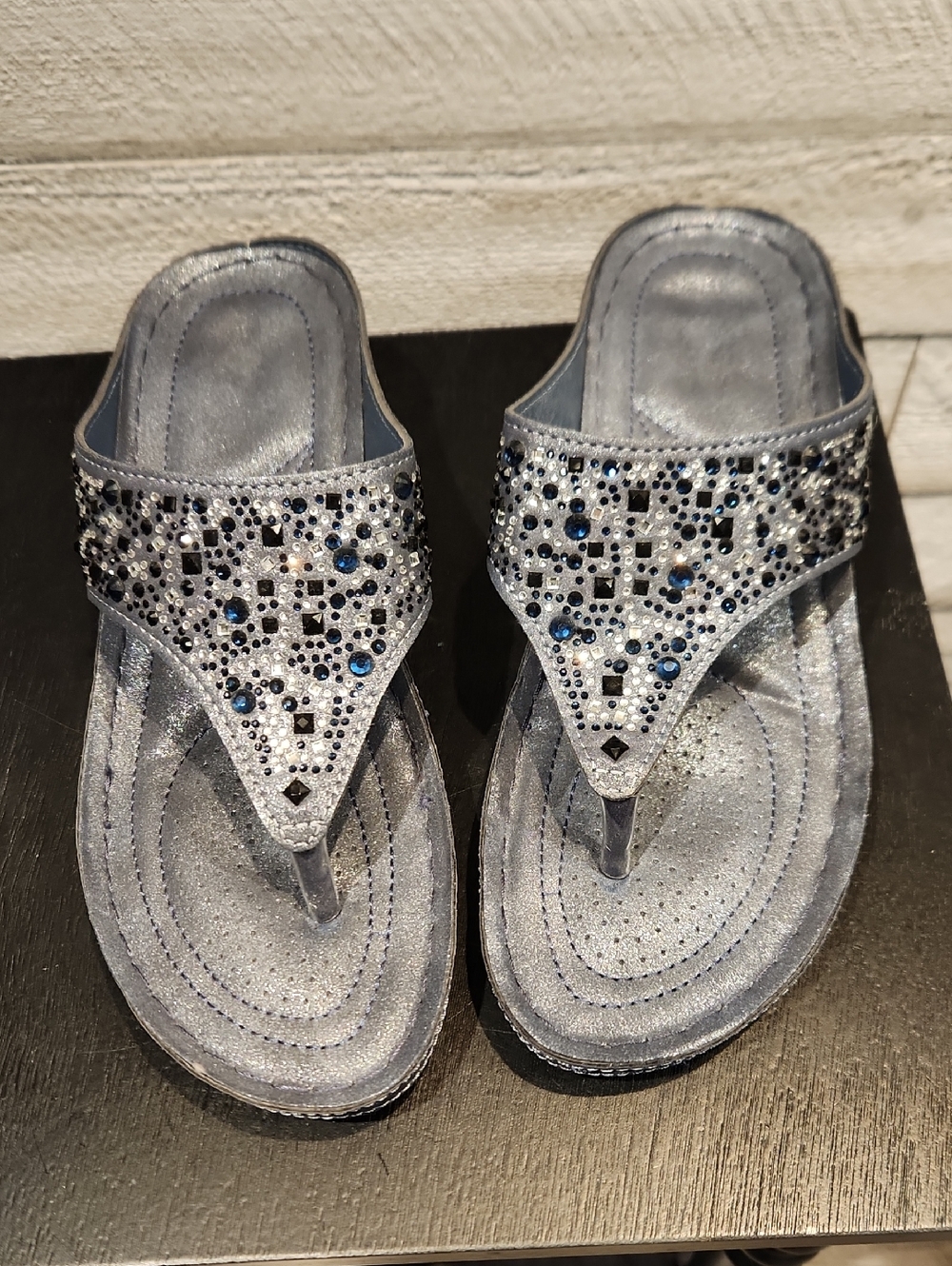 EUC Women’s Embellished Silver Thong Sandals SZ 9 - Picture 1 of 4